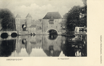 12778 Gezicht op de Eem en de Koppelpoort te Amersfoort uit het noordwesten.